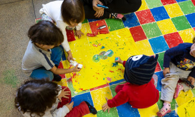 Crianças da pré-escola fazendo atividades em grupo