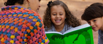 Educadora infantil lendo livros para crianças