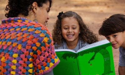 Educadora infantil lendo livros para crianças